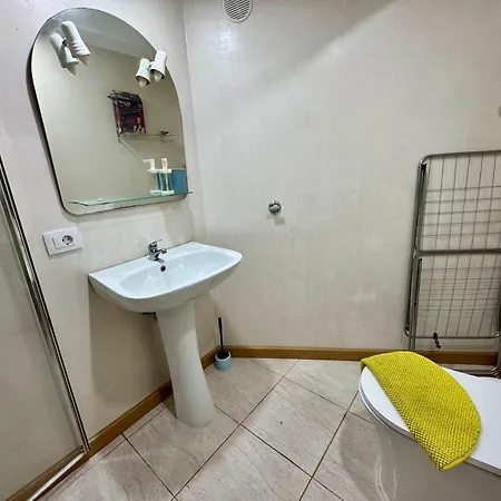 Sunny Poolside In Americas 阿德耶