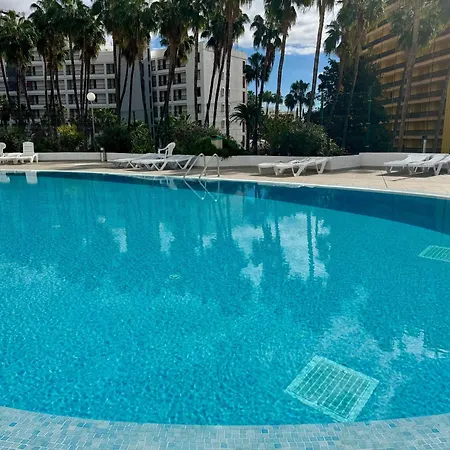 Sunny Poolside In Americas Daire *