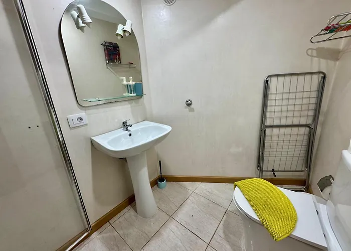 Sunny Poolside In Americas 阿德耶