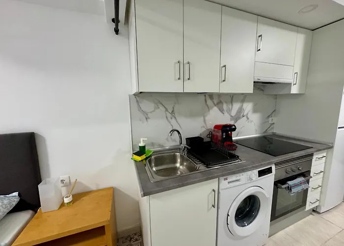 Sunny Poolside In Americas Apartmán