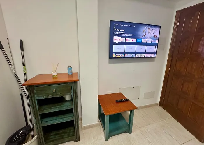 Sunny Poolside In Americas * 阿德耶